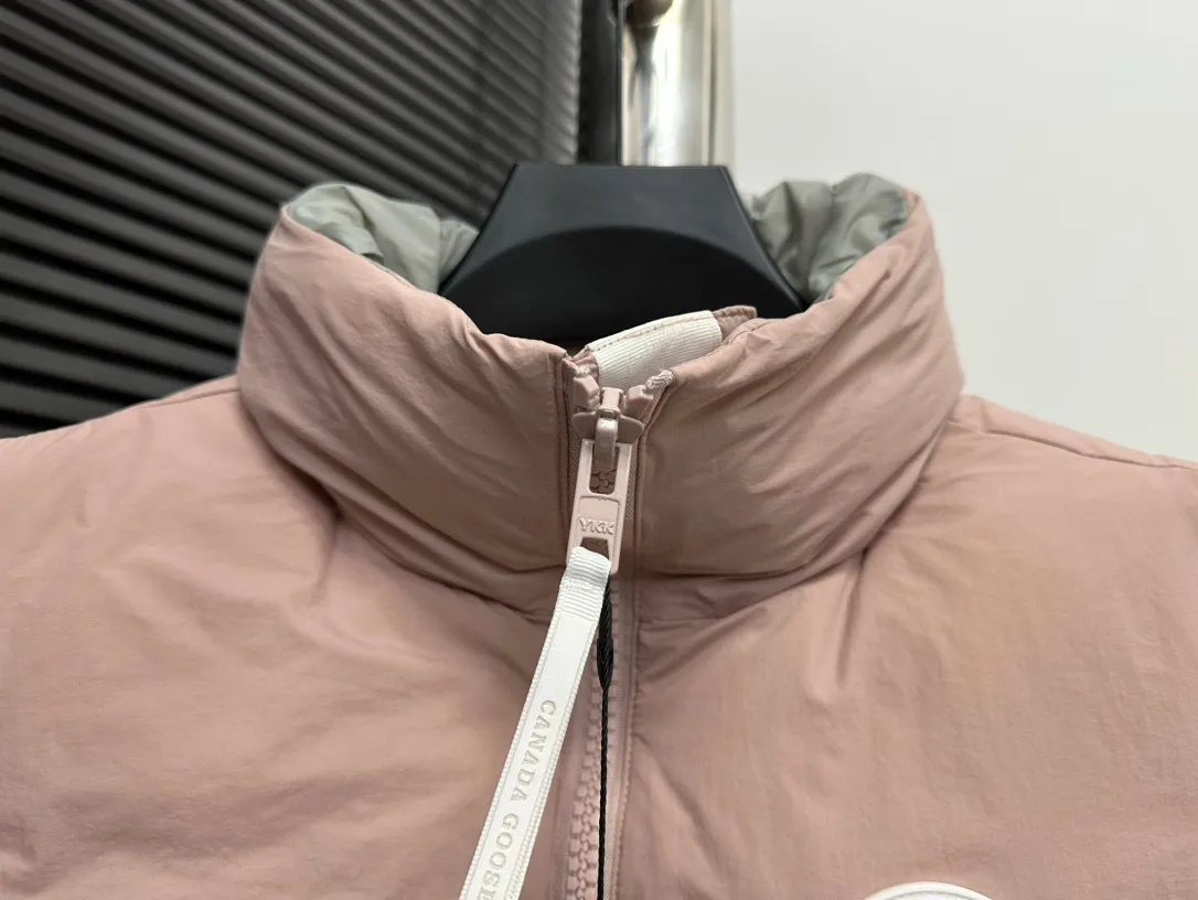 P490 【CANADA GOOSE】PASTELS white label series down vest. The white label series is a capsule limited series and the most popular PASTELS series this year. The chest labels are all white badges with pure silicone texture. The pattern has a strong contrast between concave and convex. The topographic map of Canada on the badge is lifelike. The plastic material used for currency logos on the market is very hard to the touch! Our original independent order accessories are all one-to-one customized original accessories. The imported YKK zippers have correct teeth, while the teeth of the fake zippers are very thick. The zipper webbing logo is printed with 3M fluorescent printing, and the original custom-made washable label. The placket webbing and wiring details are all restored to the original ones. Size: XS S M L XL XXL